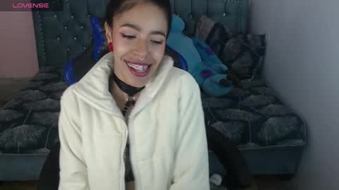 Snapshot of stephania_t chatting on February 1, 1:41 pm Stephania online show from February 1, 1:41 pm