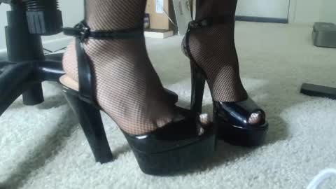 Snapshot of stilettodoll chatting on October 22, 10:37 am StilettoDoll online show from October 22, 10:37 am