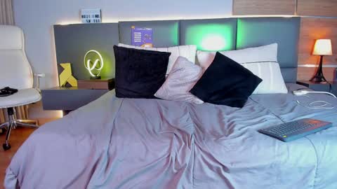 Stone Lee  online show from February 2, 6:37 am