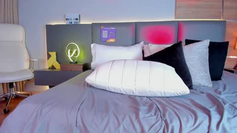 Stone Lee  online show from February 4, 1:48 pm