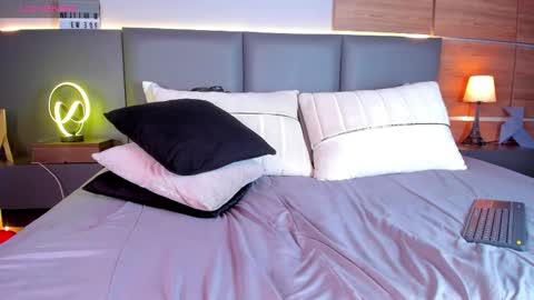 Stone Lee  online show from February 22, 8:07 am