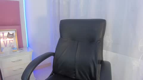 Snapshot of stormihills chatting on December 13, 4:38 pm Sweety Stormi online show from December 13, 4:38 pm