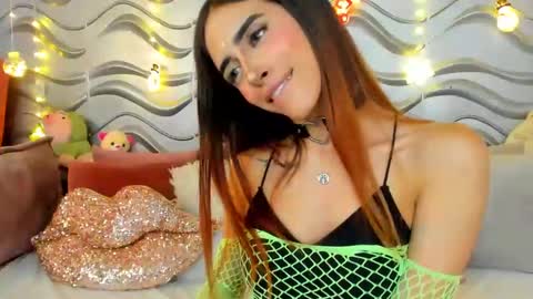 Snapshot of stormirusso chatting on December 23, 3:40 am Mar online show from December 23, 3:40 am