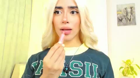 Snapshot of stormirusso chatting on October 8, 2:20 am Mar online show from October 8, 2:20 am