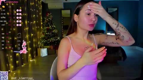 Snapshot of straw_juice chatting on December 25, 2:23 pm Laura online show from December 25, 2:23 pm