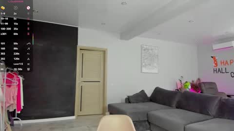 Snapshot of straw_juice chatting on October 6, 4:43 am Laura online show from October 6, 4:43 am