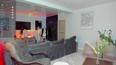 Snapshot of straw_juice chatting on November 12, 1:17 am Laura online show from November 12, 1:17 am