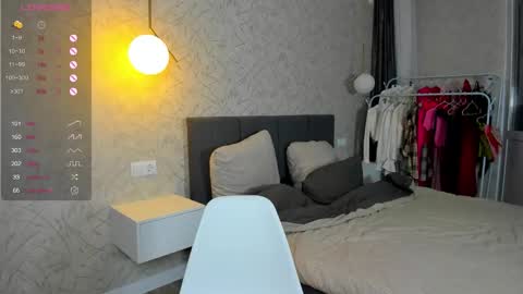 Snapshot of straw_juice chatting on December 2, 1:00 am Laura online show from December 2, 1:00 am