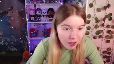 Snapshot of strawberry_juli chatting on February 27, 5:34 am Juli online show from February 27, 5:34 am