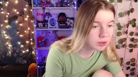 Snapshot of strawberry_juli chatting on February 28, 2:09 am Juli online show from February 28, 2:09 am