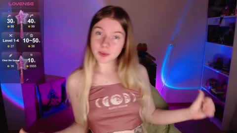 Snapshot of strawberry_juli chatting on October 3, 6:43 am Juli online show from October 3, 6:43 am