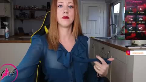 Snapshot of stripmequick chatting on December 3, 2:05 pm Amorina online show from December 3, 2:05 pm