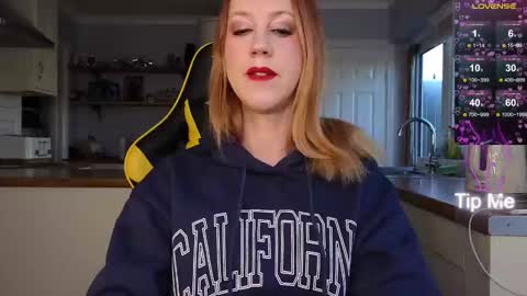 Snapshot of stripmequick chatting on February 6, 9:53 am Amorina online show from February 6, 9:53 am