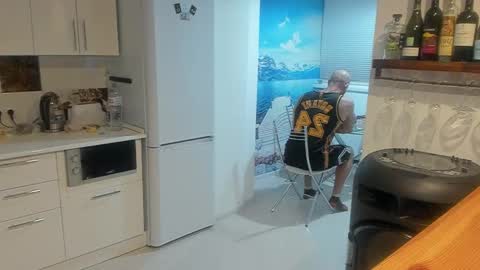 Snapshot of strong_arni chatting on February 18, 5:42 pm Strong Arni online show from February 18, 5:42 pm