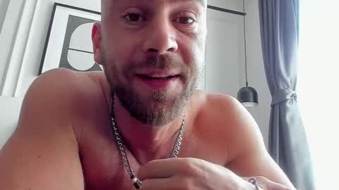 Snapshot of strong_arni chatting on November 30, 4:27 am Strong Arni online show from November 30, 4:27 am