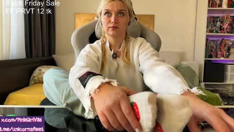 Snapshot of strupedsunicorns chatting on November 29, 11:57 am goddess online show from November 29, 11:57 am