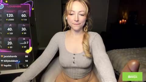 Snapshot of sub_button chatting on October 8, 9:45 pm Button online show from October 8, 9:45 pm