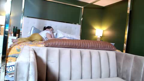 Suburban Moxxxie online show from October 12, 7:40 am