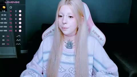 Snapshot of succubus_leslie chatting on December 3, 11:47 pm succubus_leslie online show from December 3, 11:47 pm