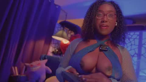 Snapshot of succubus_rosemilk chatting on October 13, 1:38 am Succubus RoseMilk online show from October 13, 1:38 am