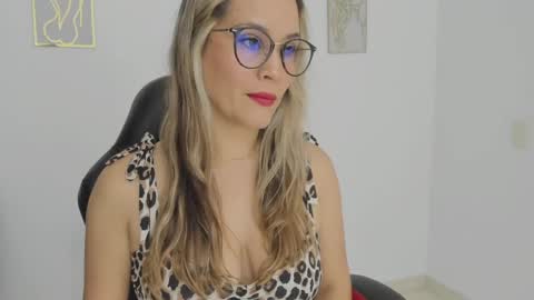 sugar_milff online show from October 8, 3:20 pm