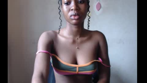 Snapshot of sugarmeltsxx chatting on October 5, 8:56 am Bella online show from October 5, 8:56 am