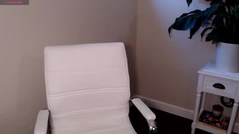 Mia online show from September 17, 1:35 pm