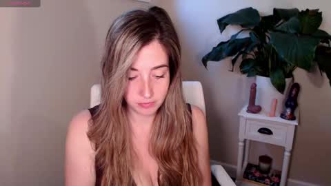 Mia online show from October 7, 2:03 pm