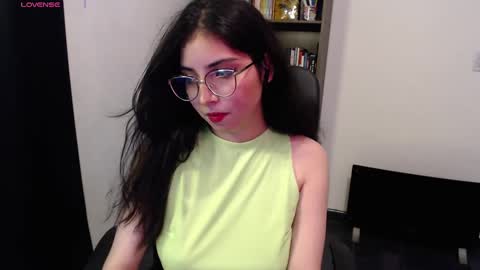 Snapshot of sunflower_uwu chatting on March 7, 4:35 am violetta online show from March 7, 4:35 am