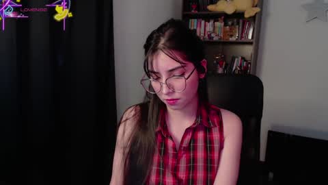 Snapshot of sunflower_uwu chatting on November 15, 3:19 pm violetta online show from November 15, 3:19 pm