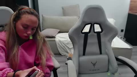 Snapshot of sunny1girl chatting on September 23, 5:49 pm Alice and Sergey online show from September 23, 5:49 pm