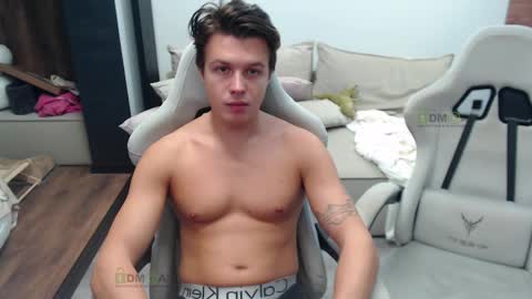 Snapshot of sunny1girl chatting on October 22, 8:03 am Alice and Sergey online show from October 22, 8:03 am