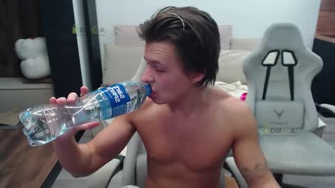 Snapshot of sunny1girl chatting on November 21, 4:55 am Alice and Sergey online show from November 21, 4:55 am