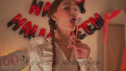 Snapshot of sunrisealice chatting on December 4, 6:33 am Alice online show from December 4, 6:33 am