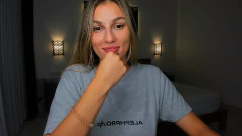 Snapshot of sunsetwithava chatting on October 21, 12:39 pm sunsetwithava online show from October 21, 12:39 pm