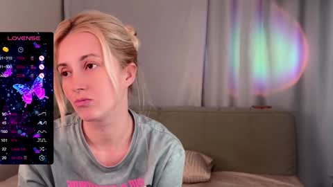 Snapshot of super_peach_stream chatting on December 5, 7:49 pm ANNApvt open full info in bio online show from December 5, 7:49 pm