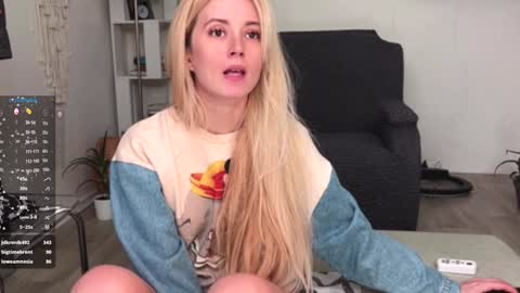 Snapshot of super_peach_stream chatting on January 18, 8:19 pm ANNApvt open full info in bio online show from January 18, 8:19 pm