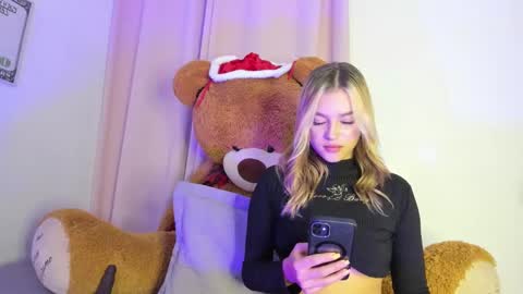 Snapshot of suzan__cooper2 chatting on December 22, 12:39 am suzan__cooper2 online show from December 22, 12:39 am