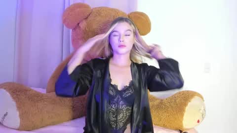 Snapshot of suzan__cooper2 chatting on February 6, 2:33 am suzan__cooper2 online show from February 6, 2:33 am