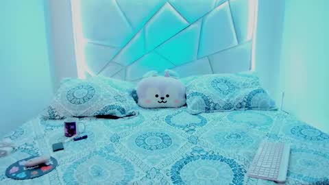 Nikki model independent online show from November 25, 2:00 am