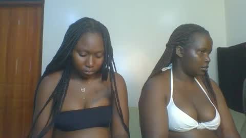 Snapshot of sweet_camila5 chatting on October 22, 10:31 pm Camila online show from October 22, 10:31 pm