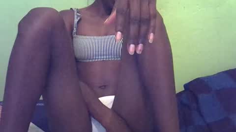 Snapshot of sweet_candie01 chatting on November 11, 1:33 pm sweet_candie01 online show from November 11, 1:33 pm