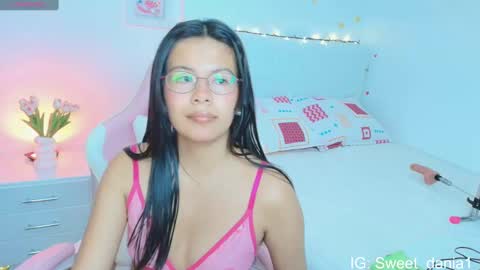 Snapshot of sweet_dania_ chatting on September 14, 7:29 am sweet_dania_ online show from September 14, 7:29 am