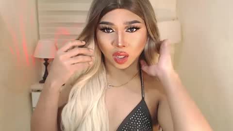 Snapshot of sweet_hoelly chatting on February 17, 8:15 pm Slutty Shannel online show from February 17, 8:15 pm