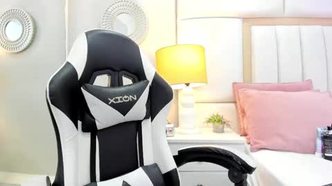 Snapshot of sweet_lucianaaa chatting on November 25, 6:30 pm Luciana online show from November 25, 6:30 pm