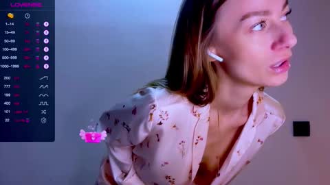 Mia online show from October 11, 12:04 pm