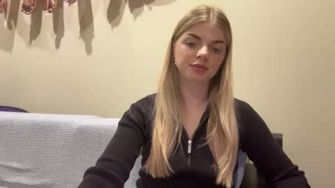 Snapshot of sweet_sinn_ chatting on September 16, 8:21 pm Mira online show from September 16, 8:21 pm