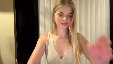 Snapshot of sweet_sinn_ chatting on September 25, 8:45 pm Mira online show from September 25, 8:45 pm