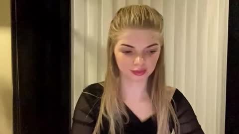 Snapshot of sweet_sinn_ chatting on November 1, 10:01 pm Mira online show from November 1, 10:01 pm