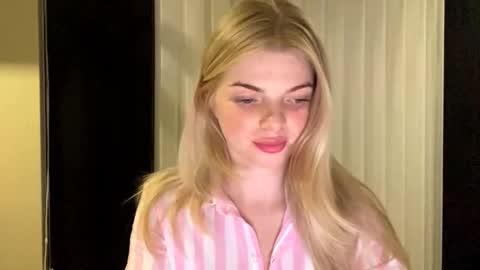 Snapshot of sweet_sinn_ chatting on November 4, 9:47 pm Mira online show from November 4, 9:47 pm